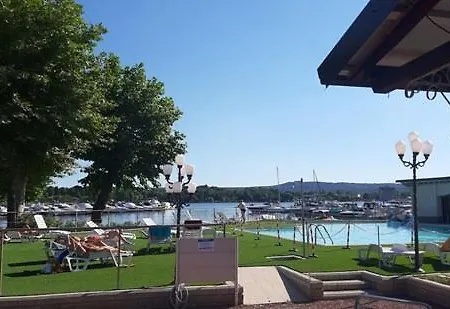 Kamp alanı Happy Camp Mobile Homes In Lido Di Sesto Boats&restaurant