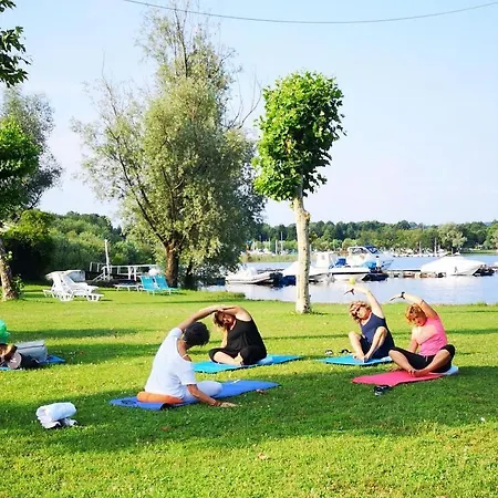 Kemp Happy Camp Mobile Homes In Lido Di Sesto Boats&restaurant Sesto Calende