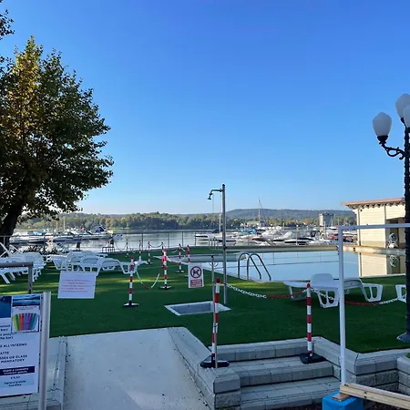 Happy Camp Mobile Homes In Lido Di Sesto Boats&restaurant Sesto Calende