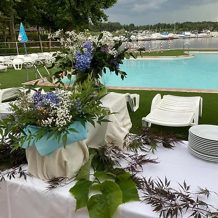 Happy Camp Mobile Homes In Lido Di Sesto Boats&restaurant Campsite *